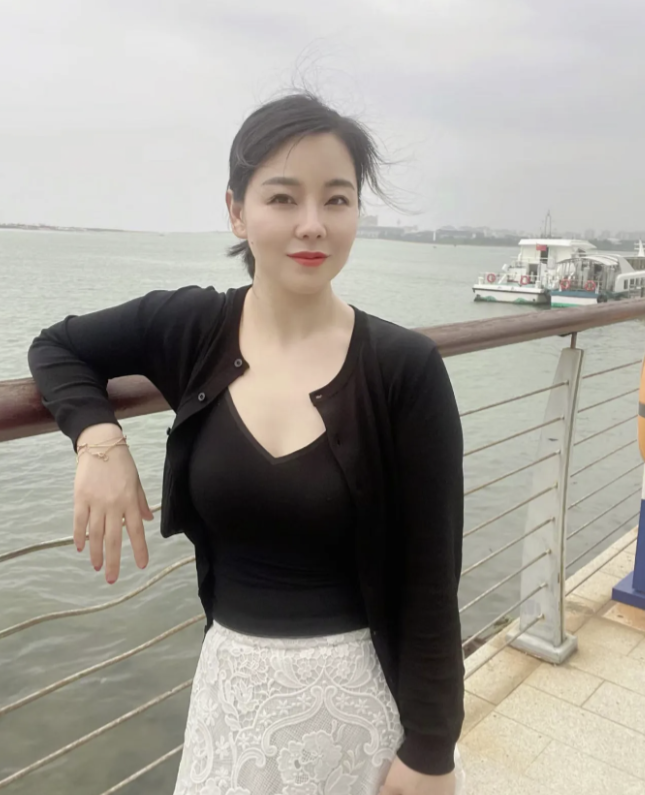 我是一位独立自主的女性，正处于人生的盛年，单身且没有孩子。虽然我周围有许多追求者