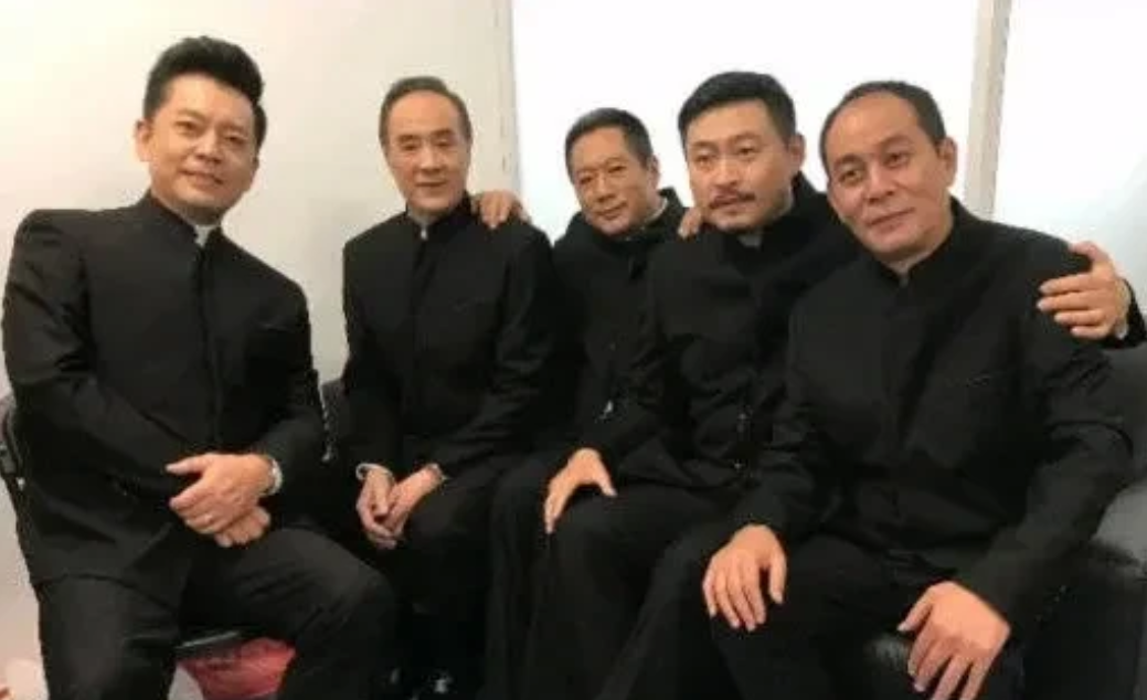 一眼就认出了李幼斌、 张光北和何政军，另外两个也面熟，可就是不知道名字。