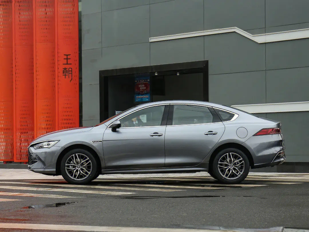 我后悔买比亚迪了。本来经济拮据，只能选择最便宜的秦plus，那时候还要价12万多