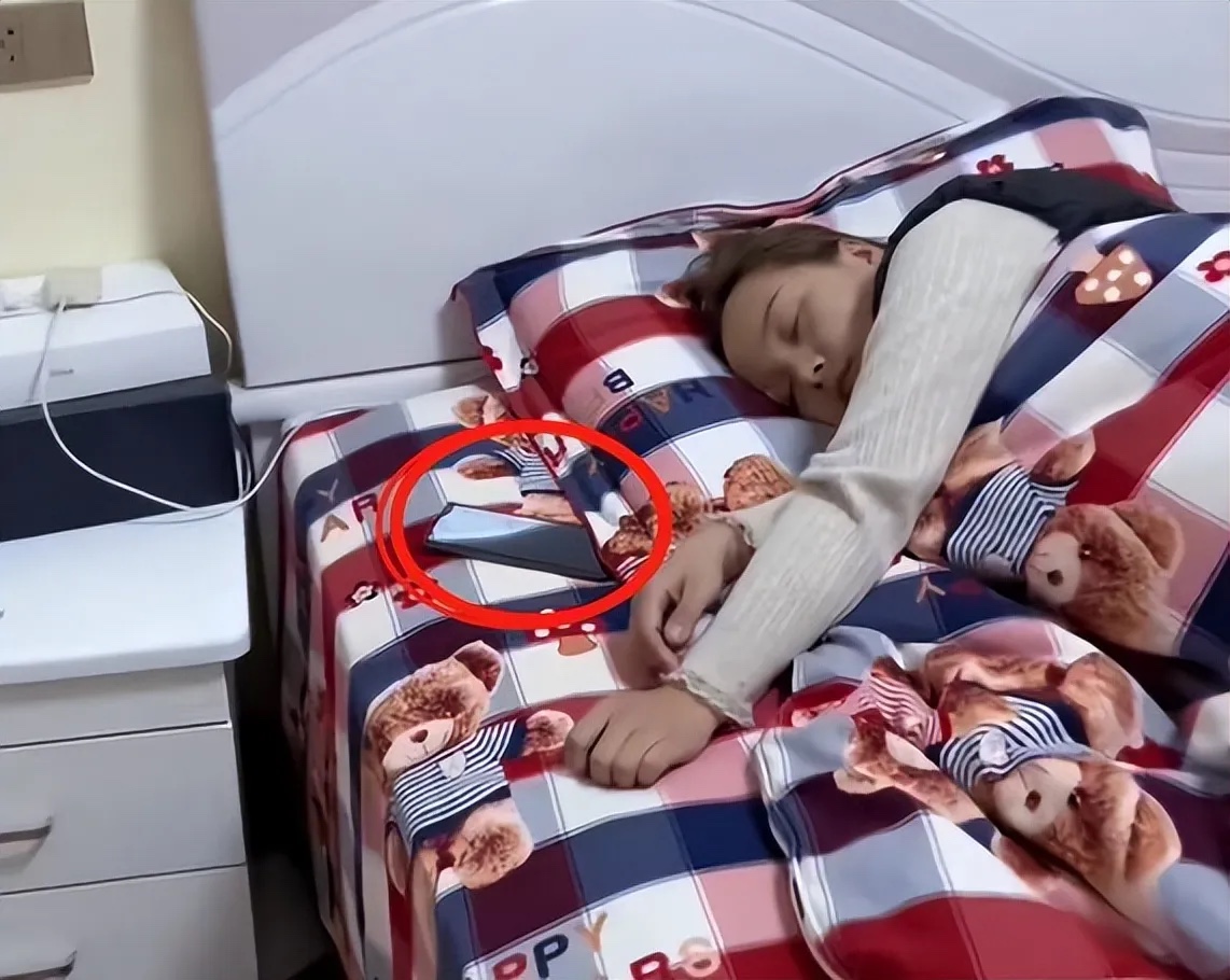丈夫回家一趟，妻子借口累要自己睡，看见丈夫进来慌忙藏手机！
一个女子因为丈夫回家