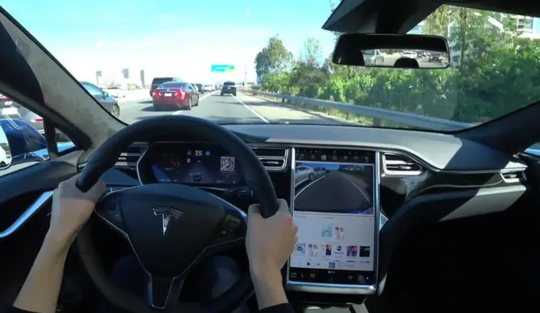 我最好的朋友已经驾驶特斯拉一年了，并在我面前展示了它。 她说她的电费一年才100