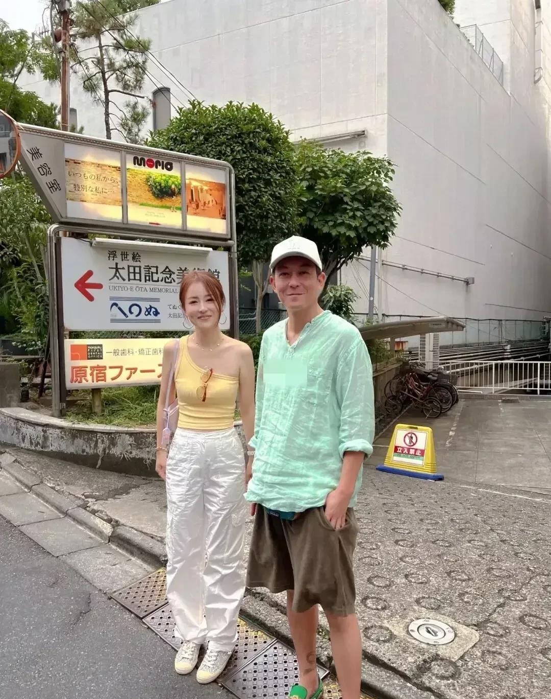 这场照片拍摄于日本东京都，陈冠希和一个年轻的女子在一起，这一幕被摄像师抓拍到，引