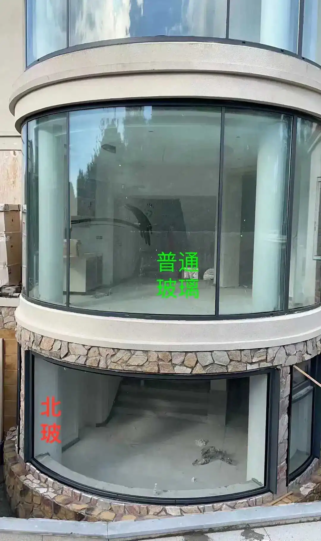 普通玻璃跟苹果店同款玻璃的差距一目了然，弯弧钢化大玻璃的制造加工更需要顶级技术！