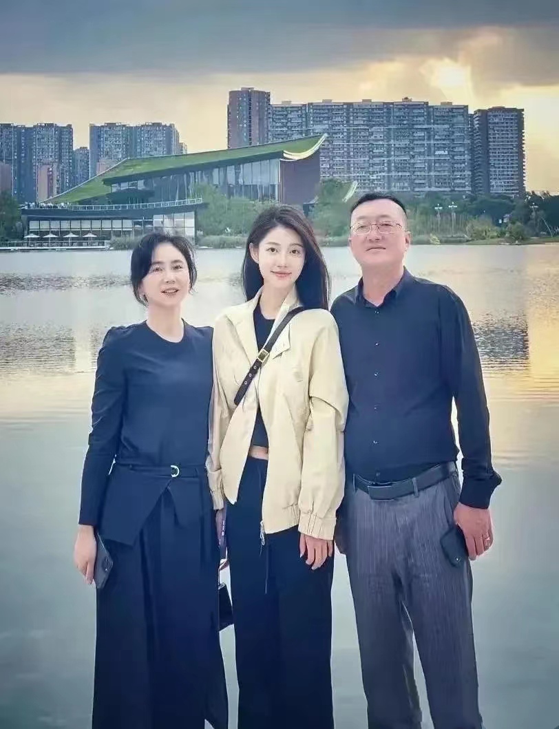 2018年，我硕士毕业时，和爸妈合影留念。当时我已经被南京一家建筑设计院录取，月