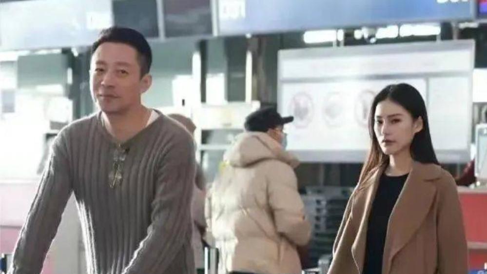 汪小菲新女友身份曝光引发关注，张兰回应时显无奈