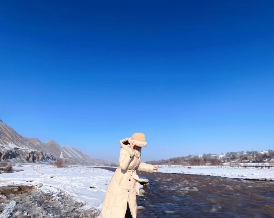 我托人间寄讯，邀雪相庆，为你捎来清佳冬令 ​