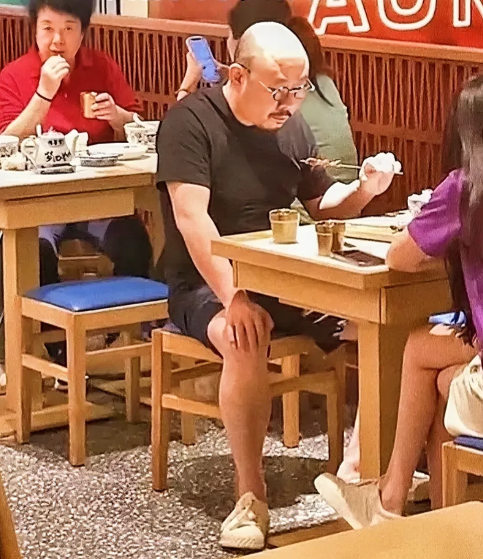 是的，你没看错，这个光头大叔就是刀郎。一个旷世奇才，一个著名的音乐家和诗人。

