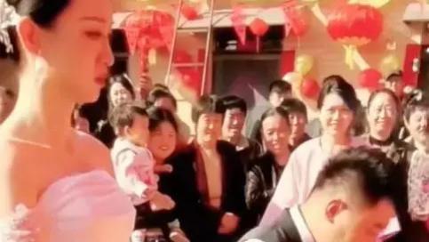 河南一婚礼上，新郎独自跪拜父母，新娘躬身行礼，鲜明对比引热议