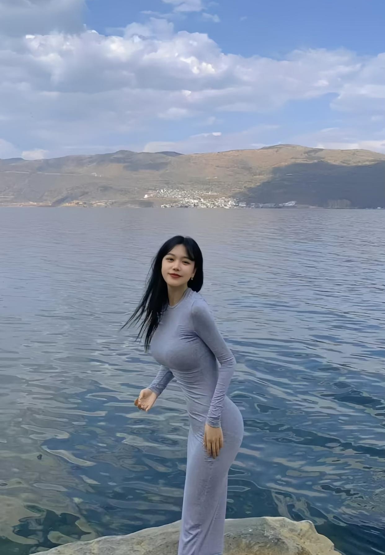 蓝天白云，山川秀美，有这样的景色做背影，拍照怎么能不美呢？山美人更美，留下一组这