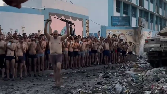 哈马斯排队举手投降了？
据以色列媒体N12报道：一个视频画面显示，镜头中的数十名