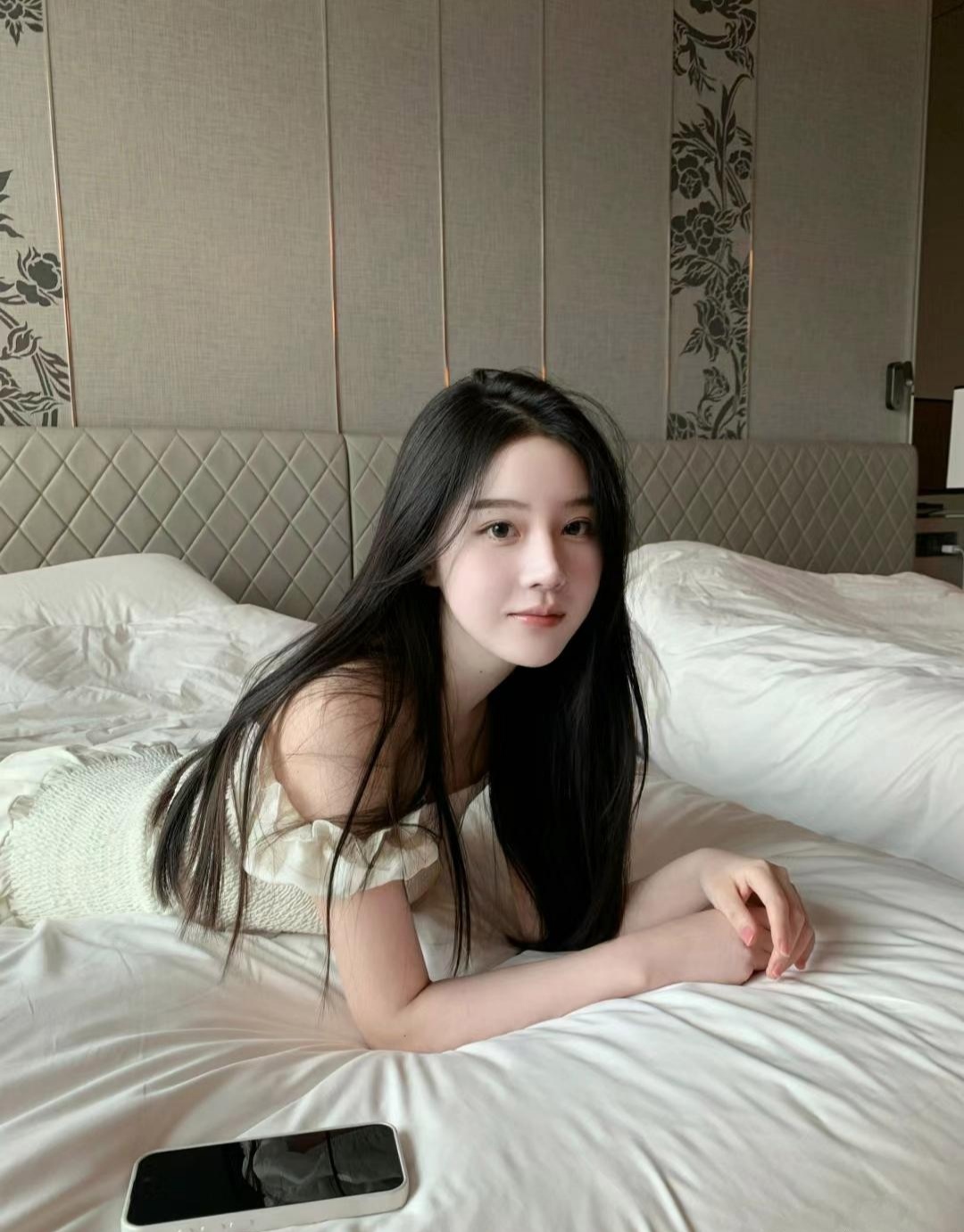清新甜美的女孩子，怎么看都是美的！精致的五官，白嫩的皮肤，长长的秀发，还有满脸的