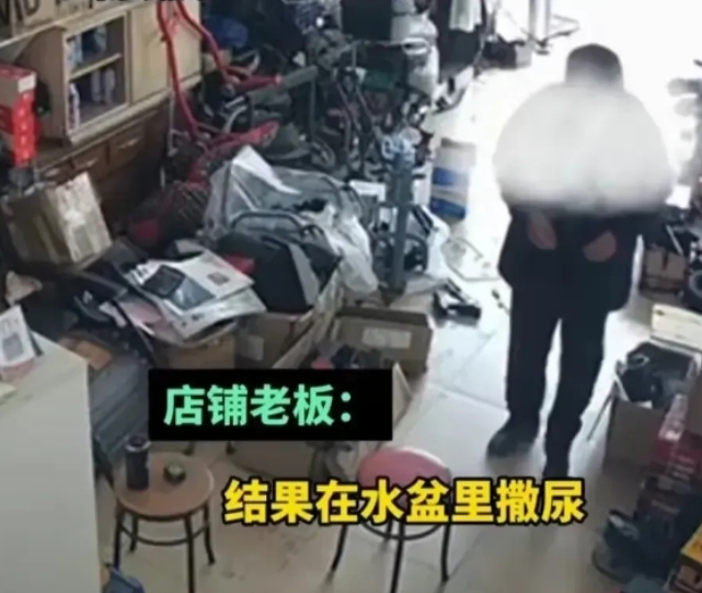 山东威海，老人来借厕所，店铺老板不忍心拒绝，就让老人进去了！

因为大厅还有客人