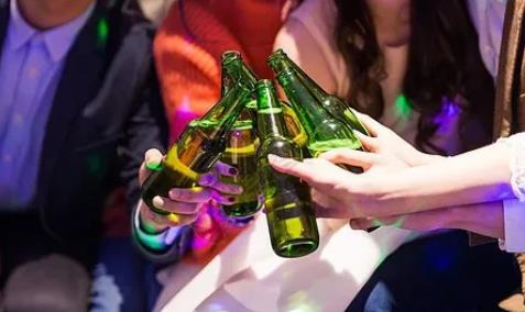 
江苏无锡，4男3女共聚KTV喝酒，其中一男子向一女子表白失败后，见心仪的女生与
