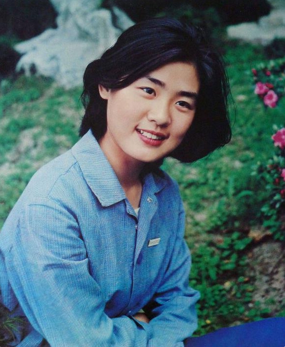 都说韶光易逝，美人迟暮。

但比起优雅的自然老去，更可怕的莫过于“中年发福”。
