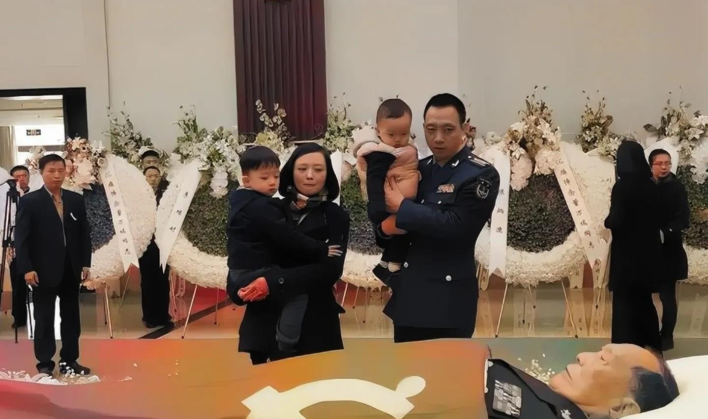 017年，南京军区副司令员董万瑞司令员因病离世。在他离世后，一张罕见的照片流传开