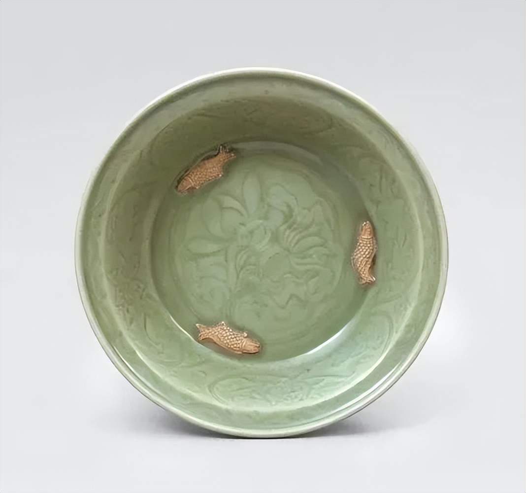 明早期 龙泉窑鱼纹露胎大盆 纽约大都会博物馆藏南宋 龙泉窑双鱼洗，澳大