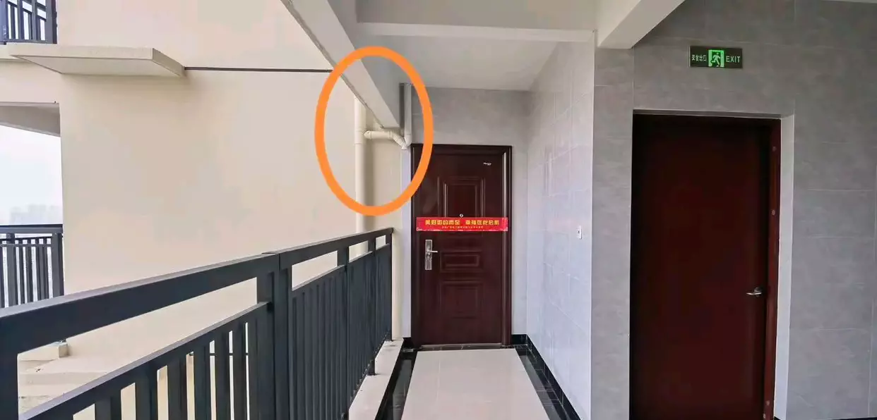 这开发商是不是得罪了设计师？雨水管这么设计？