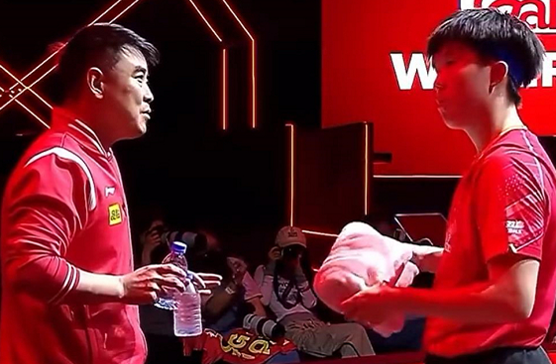 火了！王皓场边指挥，叫王楚钦兄弟，堪比聂卫平喊战鹰哥们
王楚钦顶住压力，以3-0