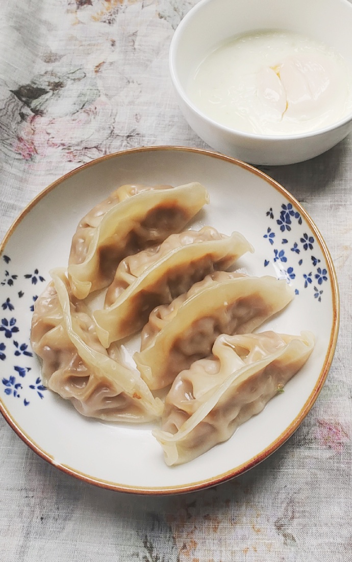今日立冬，除了大饺子外，就想去趟东北农村过大年，吃个地道的杀猪菜。
