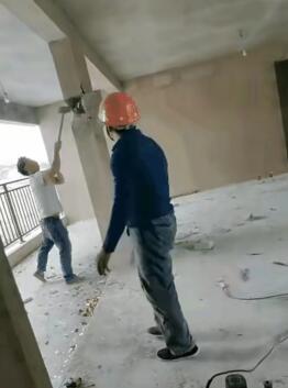 一位男人买了一套房子，看见室内中间有一根水泥柱子，影响完美设计装修，于是，找来了