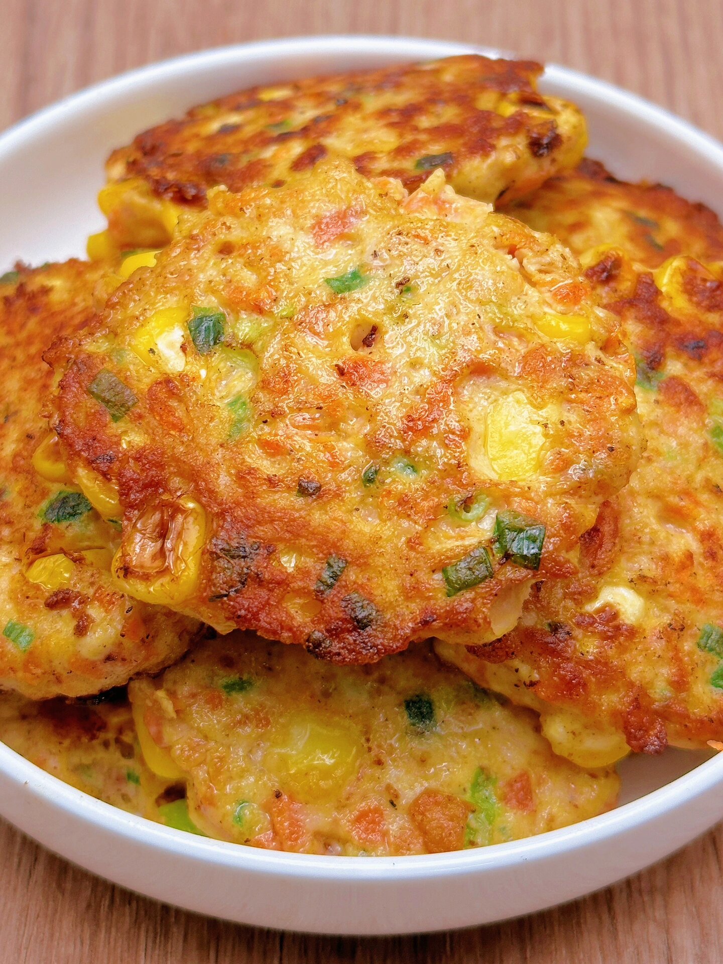 今天晚餐安排了一个低卡鸡胸肉饼！一个饼才30卡
加了胡萝卜玉米粒葱花真的泰好吃了