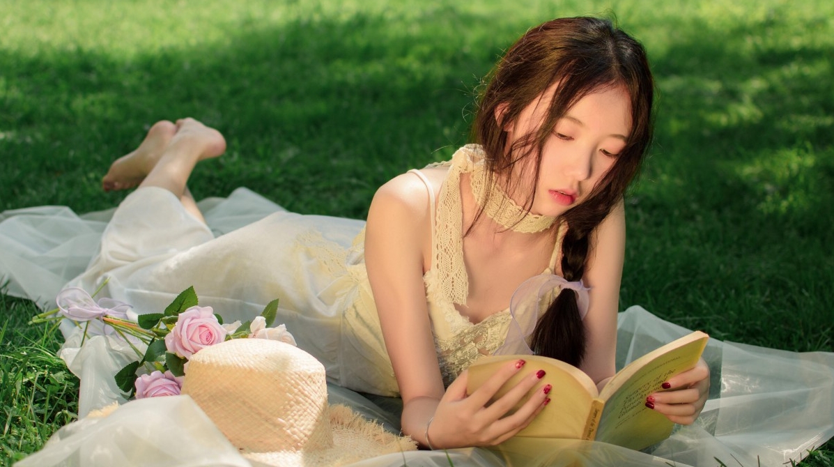 上联：冰肌玉骨，清新如山泉涌，
下联：？