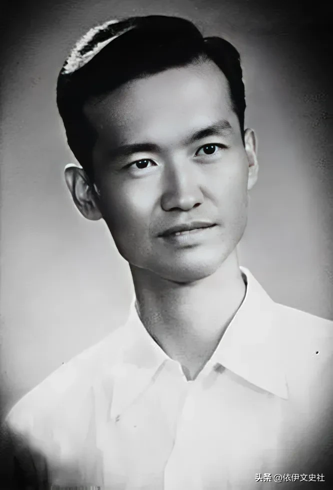 1947 年，一名敌军少校被俘，连长正准备审问他。谁知，这名少校却说：“同志，你