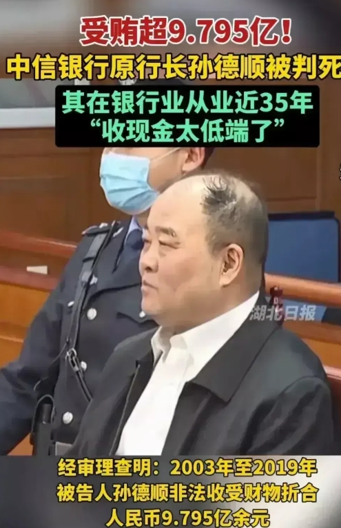 这张照片何以引来一番议论？一些文章说他笑了，还有的说他是偷笑。照片中的他，什么表