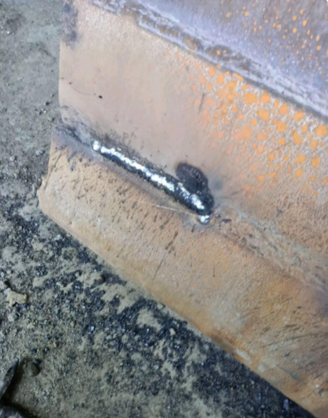 昨天到工地上找个工作，哪怕工资低点，最好是日结。

老板问我是否会电焊，我回答说