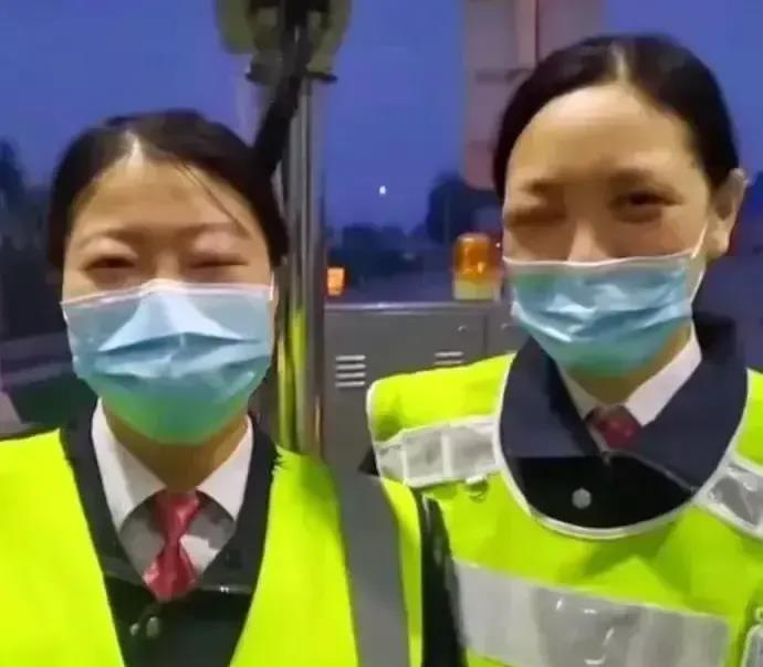 听人劝吃饱饭！两位小姐姐就是不听话！
司机都说了拉的是蜜蜂，可是收费站小姐姐执意