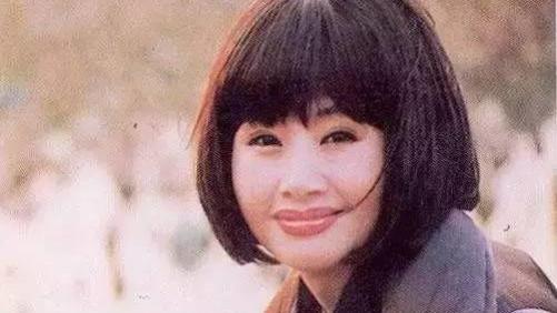 她曾是最火女主持，突然消失10年，欠债卖房，如今走上了自己的道路