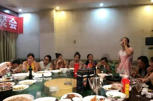 同学聚会上，已结婚男子与初恋激情热吻，真的毁三观
一位已结婚多年的男子与初恋在同