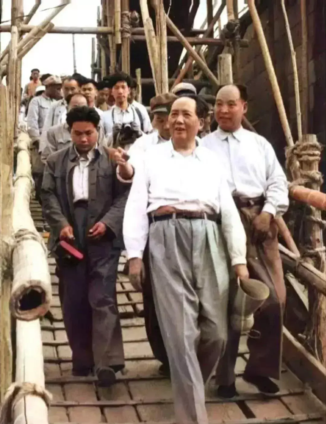毛主席视察建筑工地，手里拿的东西是什么，有认识的吗？ 