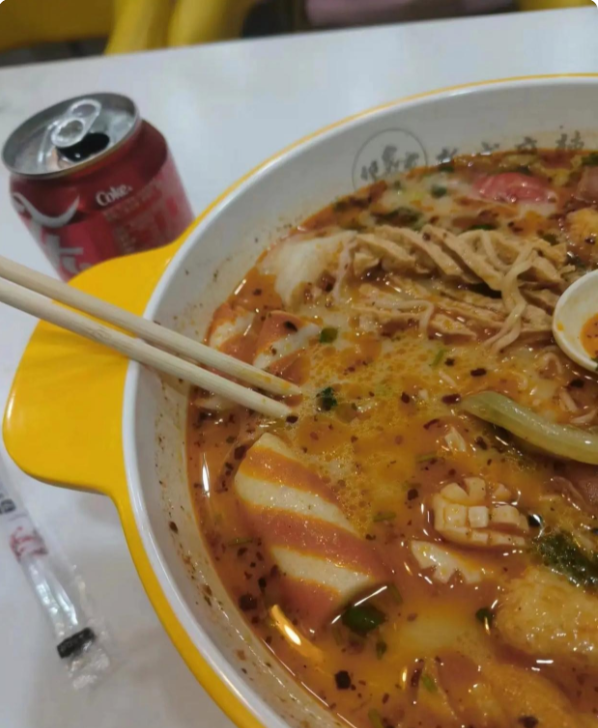 随着建筑工地的月底即将停工，我独自出来点了一碗麻辣烫。恰巧，我们工地一个施工队的