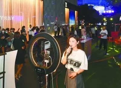 原来，在公务员眼里，直播是多么卑鄙啊！今天下午，我去市城管委拜访了一位科长，询问