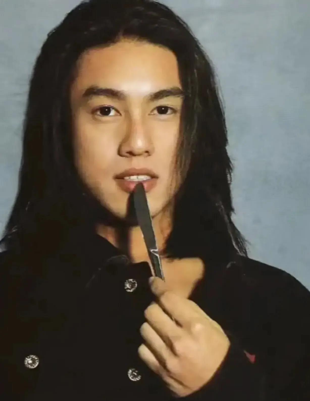 这两张照片分别拍摄于2023年和2001年，当年“F4”组合之一的朱孝天相隔22