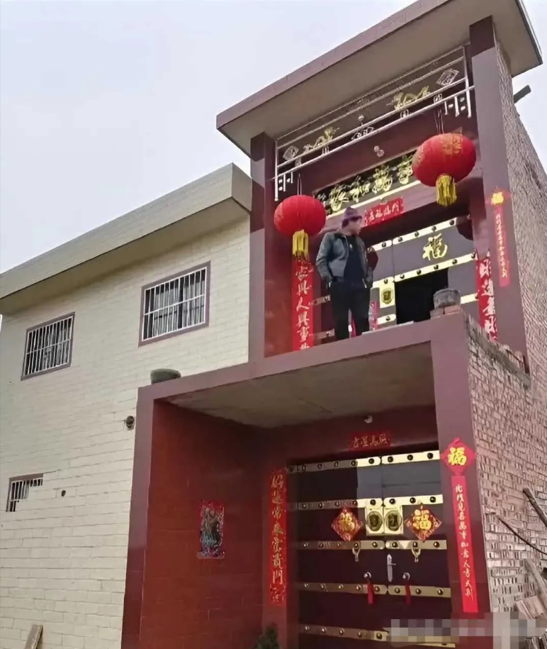 网友回老家走亲戚看到的，这个房子设计理念是什么呢？[捂脸]
