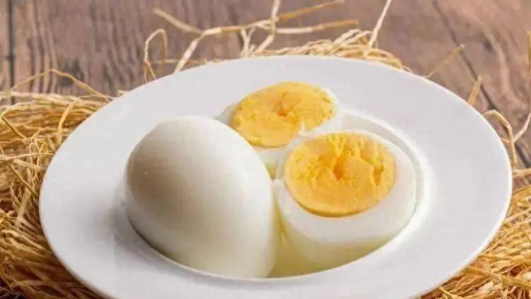 每天早上一碗开水冲鸡蛋，真的营养吗？提醒：鸡蛋可以这样吃