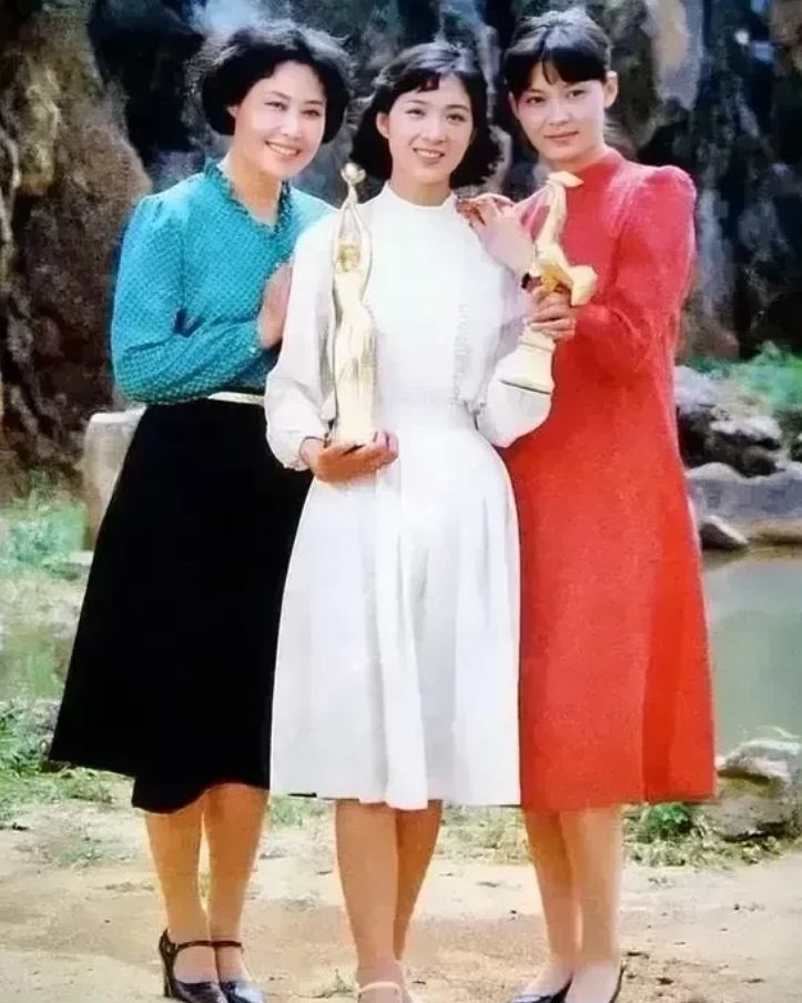 哇噻，那时候真年轻真好看。
斯琴高娃，1950年，身高168
龚  雪，1953
