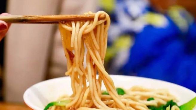 得了高血压，常吃面条会升血压？高血压这2样，再爱吃也要少入口