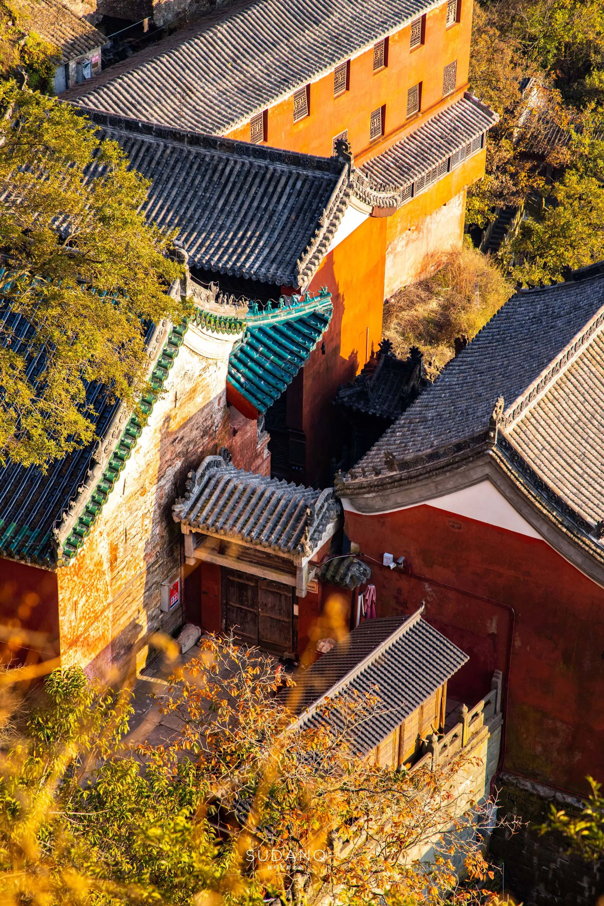 近期，去了一趟武当山后，发现了一个很是奇怪的问题。
为何有不少网友强调武当山是丹