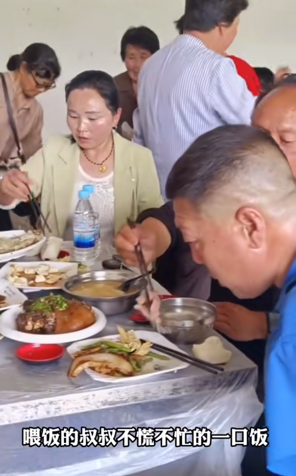 湖北一男子为儿子举办婚礼时，一位失去双臂的邻居前来参加并送上了200元的礼金。然