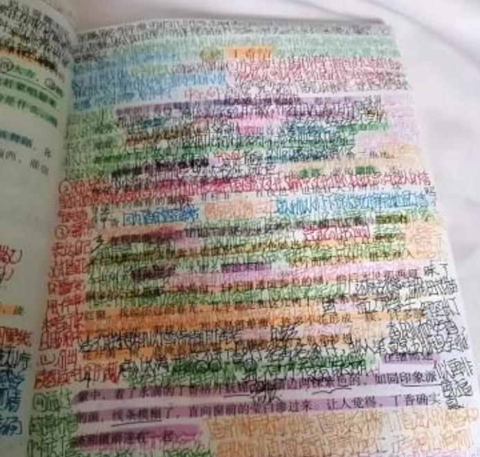 从表弟的课本可以看出，他是个爱学习的好孩子
