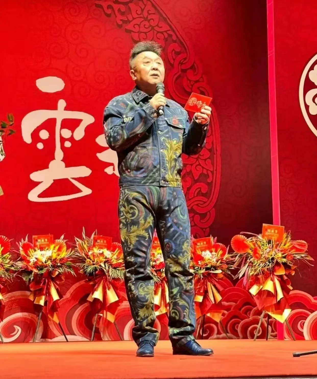 大家发没发现一个问题，
郭德纲和很多人都闹掰了，
其中有几个还是自己的搭档，
但