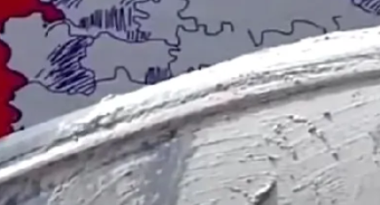 广西南宁，一女子停车不听施工人好意的劝阻，坚持把车停在了一处工地附近，然后长时间