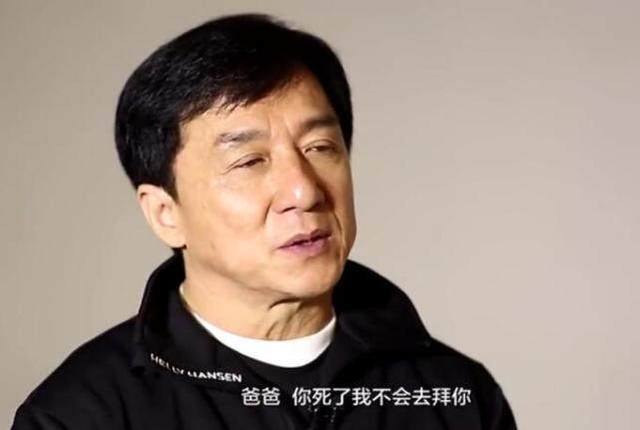 2001年，成龙父亲病重垂危，成龙说：你死后我不会给你烧纸，污染空气

2001