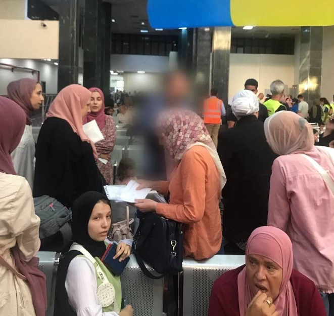 《古兰经》里既没有规定女性穿罩袍，也没有规定相关的惩罚措施。中东女性早期穿袍子是