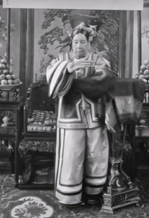 继老佛爷之后，袁大头也成了科目三的“受害者”，这个世界太疯狂了，大家怎么看待这种
