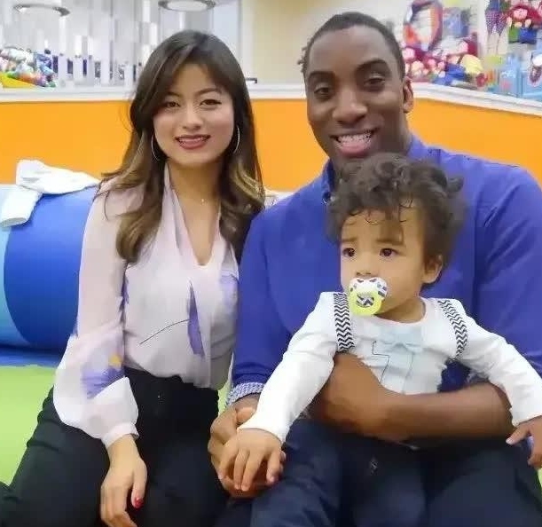 一位黑人留学生在中国找到了幸福的家庭，娶了一位漂亮的四川妹子，他们成功安家落户并