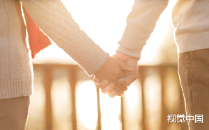 看到他和别人订婚的消息，她喝得酩酊大醉，所有人都知道，她不会再好了。